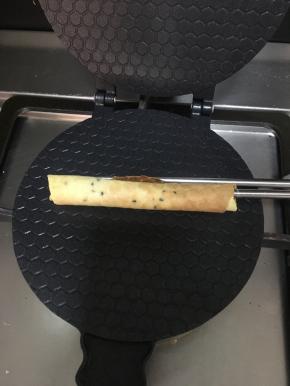 步骤十：
打开盖子 趁热将其卷起