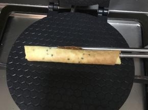 步骤十：
打开盖子 趁热将其卷起