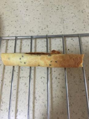 步骤十一：
放至一旁放凉 之后就变得酥脆