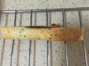 步骤十一：
放至一旁放凉 之后就变得酥脆