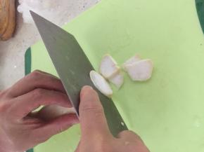 将杏鲍菇洗干净，切成薄片