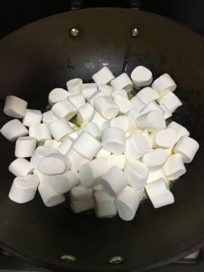 黄油完全融化后倒入棉花糖