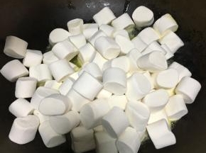 黄油完全融化后倒入棉花糖