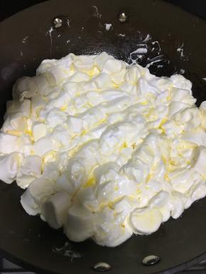 小火将棉花糖融化不断搅拌 等棉花糖完全融化后加入奶粉，依旧不断搅拌