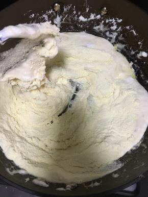 用力搅拌使所有材料充分混合（过程非常费力，不过一定要有耐心 火一定要小）