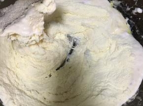用力搅拌使所有材料充分混合（过程非常费力，不过一定要有耐心 火一定要小）