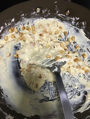 加入花生米，使其充分混合