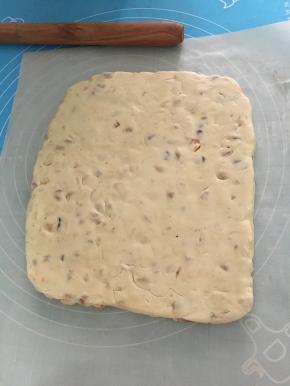 将完全混合的所有材料倒至油纸上趁热整形擀成均匀厚度，放凉