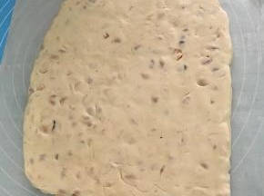 将完全混合的所有材料倒至油纸上趁热整形擀成均匀厚度，放凉