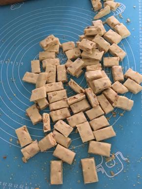 放至待稍微凉后切成均匀大小的块状