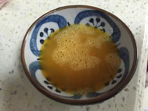 取鸡蛋一个，加入料酒、盐调制蛋液
