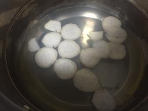 锅中加入少量水，放入杏鲍菇煮沸1-2分钟