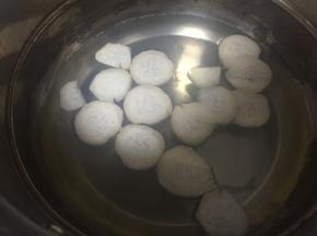 锅中加入少量水，放入杏鲍菇煮沸1-2分钟