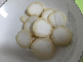 捞出杏鲍菇，捏去杏鲍菇片里的水分