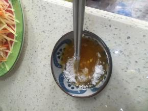 在蛋液里加入少许淀粉，搅匀