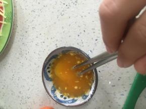 将杏鲍菇片浸入蛋液，正反沾满蛋液