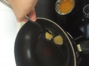 锅内加入少量食用油，待锅子烧热，加入沾满蛋液的杏鲍菇