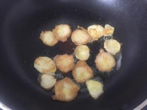 小火加热，至变色，翻面至正反金黄