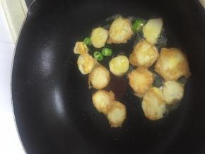 加入几个杭椒，调味