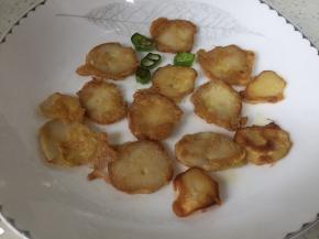 出锅摆盘，表面香脆，内部多汁。