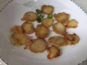 出锅摆盘，表面香脆，内部多汁。