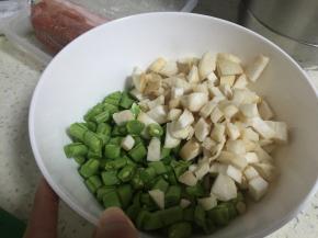 将食材冲洗干净，杏鲍菇和豆角切丁，五花肉切小片