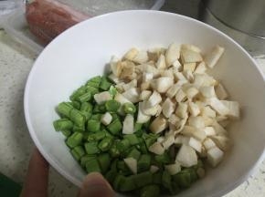 将食材冲洗干净，杏鲍菇和豆角切丁，五花肉切小片