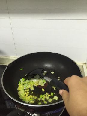 加入食用油，放入葱姜段，爆香