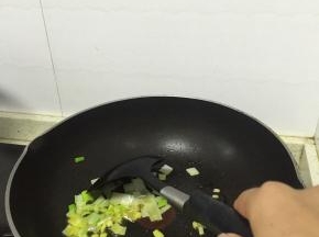 加入食用油，放入葱姜段，爆香