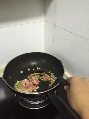 将五花肉加入翻炒，放入少量料酒，食盐