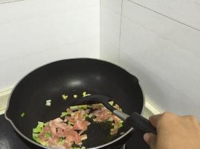 将五花肉加入翻炒，放入少量料酒，食盐