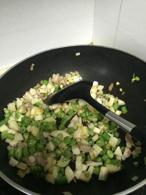 加入豆角翻炒变色，加入杏鲍菇