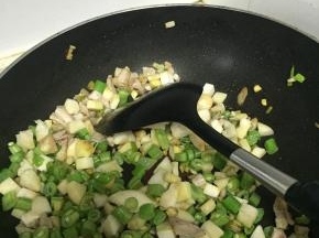 加入豆角翻炒变色，加入杏鲍菇