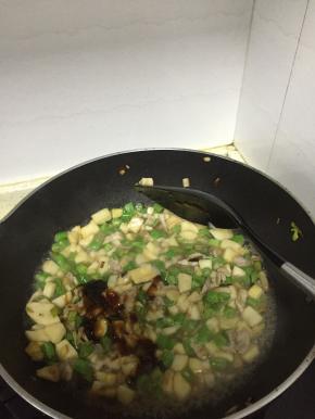 杏鲍菇炒软后，加入蚝油，翻炒