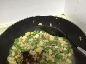 杏鲍菇炒软后，加入蚝油，翻炒