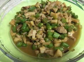 最后大火收汁，依照口味可以再加入少许盐，然后出锅