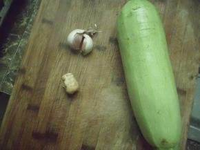 准备好青南瓜，大蒜和干辣椒。