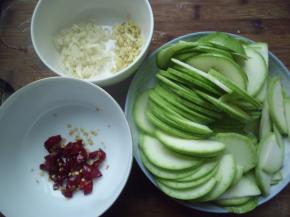 青瓜洗净切片，大蒜用刀拍成蒜粒，干辣椒切碎
