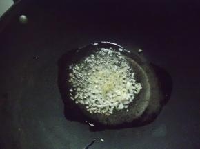 热油爆香蒜粒和干辣椒