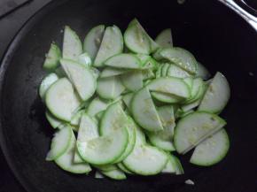 翻入青南瓜片翻炒一分钟