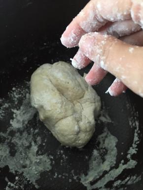 取出面粉，加入水，和面，将面用湿布覆盖醒面15分钟