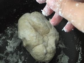 取出面粉，加入水，和面，将面用湿布覆盖醒面15分钟