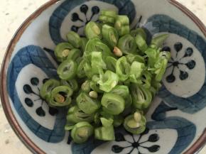 将豆角切成薄片。