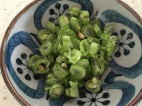 将豆角切成薄片。
