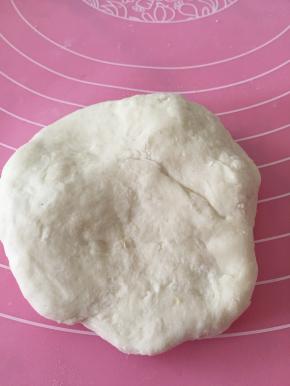 拿出面团，再次揉匀，表面光滑。