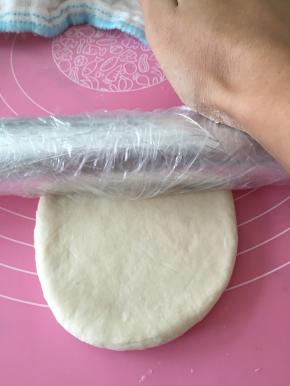 将面团擀开，加上少量盐和橄榄油，盐作为调味，橄榄油可使薄饼更加酥脆。