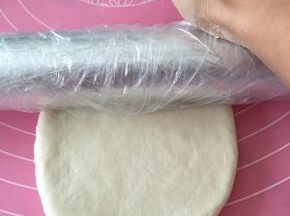 将面团擀开，加上少量盐和橄榄油，盐作为调味，橄榄油可使薄饼更加酥脆。