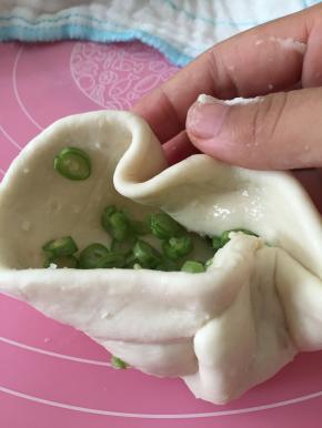 将油和盐抹匀，加上豆角，重新包住。