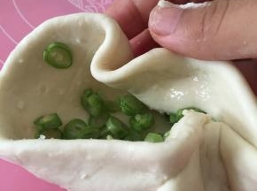 将油和盐抹匀，加上豆角，重新包住。