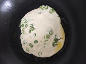 平底锅里加入少量的食用油，烧热将并放入锅中，两边上色，摊熟